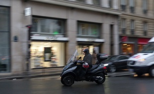 Le 17 novembre 2014, illustration d'un scooter dans la circulation.