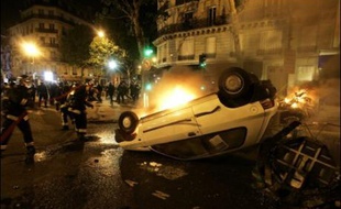 Les banlieues déshéritées de la région parisienne accusaient le coup lundi après l'élection de Nicolas Sarkozy, mais la victoire de l'ex-ministre de l'Intérieur, partisan d'une immigration "maîtrisée" et du retour à l'ordre, n'a pas entraîné de flambée de violence.
