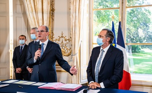 Jean Castex lors de la signature de l'accord avec les Régions, ce jeudi à Matignon.