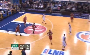 Le meneur strasbourgeois Louis Campbell marque un splendide panier lors du match contre Paris-Levallois le 4 février 2014.