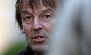 "Si la réponse à la crise écologique est une priorité du gouvernement, pourquoi faut-il tant de temps pour entrer dans le concret?", se demande Nicolas Hulot dans un "rapport d'étape" diffusé par sa fondation sur le site du Pacte Ecologique (pacte-ecologique.org).Il "est aujourd'hui question de repousser cette échéance à l'automne", s'alarme le lobbyiste écologique.
