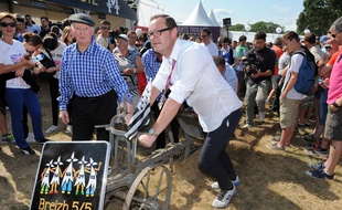 Le directeur des Vieilles Charrues Jérôme Tréhorel tire une charrue lors de l'édition 2015 du festival.
