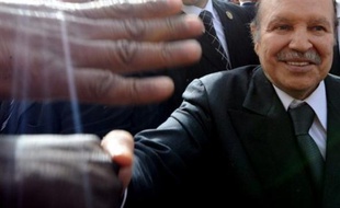 Plusieurs dirigeants de l'opposition avaient annoncé, avant même la décision du président de se représenter, qu'ils boycotteraient le scrutin.