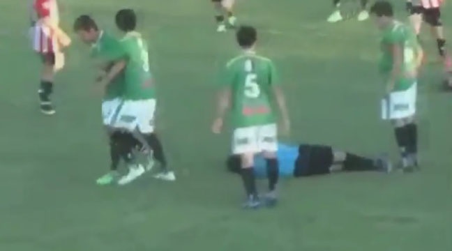 Prix D'un Carton Jaune En Ligue 1 VIDEO. Il met un énorme coup de poing à l'arbitre pour se venger d'un