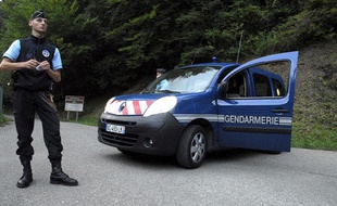 Des gendarmes à Chevaline (Haute-Savoie), à proximité du parking où ont quatre personnes ont été tuées le 5 septembre 2012.
