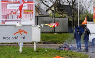 Des ouvriers bloquent l'usine ArcelorMittal de Florange, en Moselle, en décembre 2011