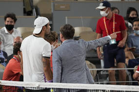 Le match entre Berrettini et Djokovic a dû être arrêté pour pouvoir évacuer les spectateurs du Chatrier à 23 heures.