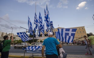 Une vente de drapeaux grecs, place Syntagma, à Athènes (Grèce), devant le Parlement grec.