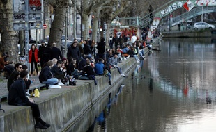 Des centaines de parisiens se sont rendus sur les bords du canal Saint-Martin, à Paris, le 15 mars 2020, malgré les restrictions de circulation.