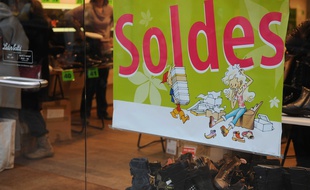 Des soldes dans un magasins de chaussures. Illustrations.
