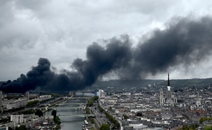 L'usine Lubrizol, classée Seveso, a pris feu dans la nuit de mercredi à jeudi à Rouen.