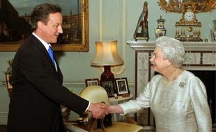 David Cameron, lors de sa rencontre avec Elisabeth II, au palais de Buckingham.