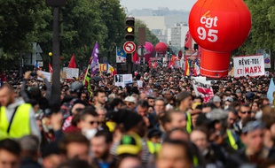 Le cortège de la manifestation du 1er-Mai à Paris.