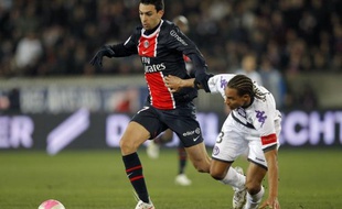 Javier Pastore, l'attaquant international argentin du Paris SG, blessé vendredi à la cuisse gauche contre Sablé en 16e de finale de Coupe de France (4-0), souffre d'une déchirure et sera indisponible un mois, a indiqué samedi une source au club.