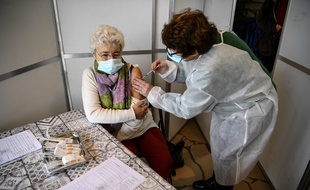 Une femme en train de se faire vacciner contre le Covid-19 à Rueil-Malmaison