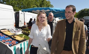 Joris Hebrard (d), candidat FN aux municipales du Pontet, dans le Vaucluse, aux côtés de la députée FN Marion Maréchal-Le Pen (g), le 28 mai 2015 sur un marché de la ville