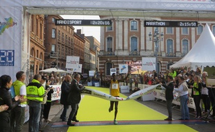 Toulouse, le 25 octobre 2015 - Le Kenyan Stanley Bett Kiprotich remporte la neuvieme edition du marathon de Toulouse Metropole, place du Capitole.