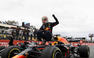 Max Verstappen remporte son premier Grand Prix de France sur le circuit Paul Ricard.