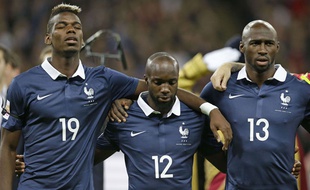 Pogba, Diarra et Mangala, très émus pendant les hymnes, le 17 novembre 2015 à Wembley.