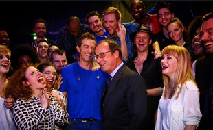 François Hollande, samedi 7 novembre 2015 avec la troupe de Résiste