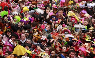 Dunkerque, le 2 mars 2014. Premier jour des trois joyeuses du carnaval avec la bande de Dunkerque qui dfile dans les rues du centre ville avant de participer au lancer de harengs depuis le balcon de l'hôtel de ville.