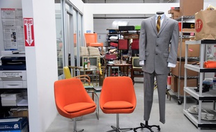 Un costume de Don Draper, le héros de «Mad Men», et deux chaises qui figuraient dans le décor de la série vendus aux enchères en juin 2016.