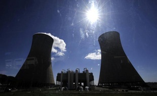 La Commission européenne ne montrera "aucune complaisance" sur la sécurité du parc nucléaire européen, qui est "en général satisfaisante", a affirmé lundi le commissaire à l'Energie Gunther Oettinger, sans démentir la découverte "de centaines d'insuffisances", surtout en France.
