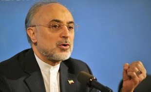 L'Iran va envoyer une lettre "argumentée" pour répondre au récent rapport de l'Agence internationale de l'énergie atomique (AIEA) qui évoque "une possible dimension militaire" du programme nucléaire iranien, a déclaré mercredi le chef de la diplomatie, Ali Akbar Salehi.