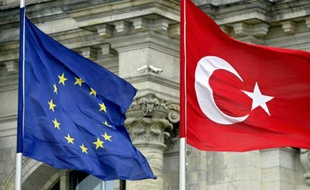 Drapeaux de l'UE et de la Turquie, à Berlin, le 16 juin 2004