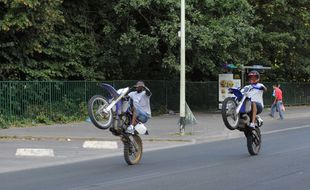Un rodéo urbain à moto. Illustration.