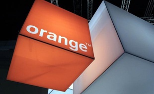 France Télécom a enregistré une baisse de son activité et de sa rentabilité opérationnelle au premier trimestre, continuant de payer la guerre des prix dans la téléphonie mobile, mais l'opérateur a rassuré les marchés mercredi en tenant ses objectifs de réduction de coûts.