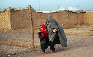 Plus de 100.000 personnes ont été déplacées par les combats entre les troupes pakistanaises et les talibans dans la zone tribale du nord-ouest du Pakistan, a indiqué vendredi le Haut commissariat de l'ONU pour les réfugiés (HCR).