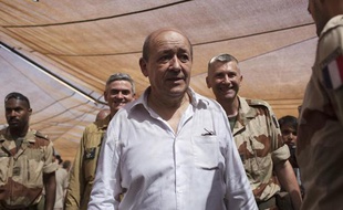 Le ministre de la Défense Jean-Yves Le Drian, sur la base militaire de Gao, au Mali, le 7 mars 2013.