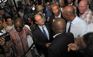 François Hollande est accueilli par les socialistes martiniquais à sa descente d'avion à Fort-de-France, le 15 janvier 2012.