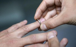 Le maire UMP de Mésanger (Loire-Atlantique), Jean-Yves Clouet, qui avait indiqué mercredi au Figaro son refus de célébrer des mariages homosexuels a finalement déclaré qu'il se plierait à la loi du fait des menaces de sanctions, dans un entretien diffusé vendredi par Fidélité, radio chrétienne de Loire-Atlantique.