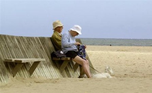 Les Français se sentent plus heureux entre 65 et 70 ans qu'à la quarantaine ou plus jeunes, révèle l'Insee dans son "portait social" annuel de la France, qui dresse par ailleurs un bilan de l'année 2007 : démographie, inégalités, chômage en baisse, inflation à la hausse.