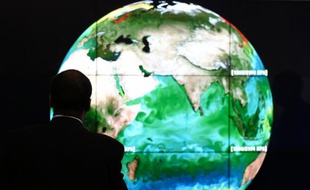 Une projection de la Terre le jour de l'ouverture de la COP21 à Paris, le 30 novembre 2015