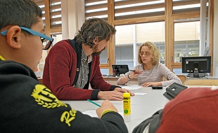 Yassine, Clara et Sofiane étudient les mathématiques dans le nouveau bâtiment de l'ERDV à Loos.