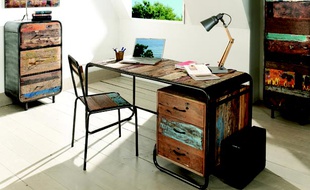 Bureau Vintage, bois de bateau recyclé et métal vieilli, 395 €, Cocktail
Scandinave, www.cocktail-scandinave.fr.