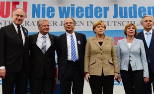 La chancelière allemande Angela Merkel entourée de nombreux officiels allemands et du président du Congrès juif mondial Ronald S. Lauder (2e G), sur l'estrade lors de la manifestation contre l'antisémitisme à Berlin, le 14 septembre 2014De G à D: