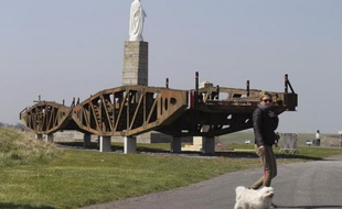 Une passerelle ayant servi au Débarquement de Normandie en juin 1944 a été installée sur la plage d'Arromanches, dans le Calvados