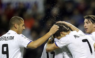 Karim Benzema félicite Cristiano Ronaldo lors du match face à Hercules Alicante, le 30 octobre 2010