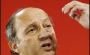 Laurent Fabius a voulu montrer sa capacité à rassembler au-delà de ses soutiens traditionnels, sur une ligne de gauche, lors d'un grand meeting de lancement de sa campagne à l'investiture PS à l'élection présidentielle, dimanche à Pantin.