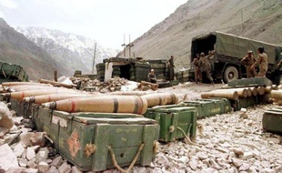 Le maintien par l'Inde et le Pakistan de milliers de soldats autour des sommets déserts de l'Himalaya ne fait pas que sacrifier des vies par centaines, comme dans l'avalanche du week-end dernier: il pollue et détruit à petit feu un écosystème vital pour la région.