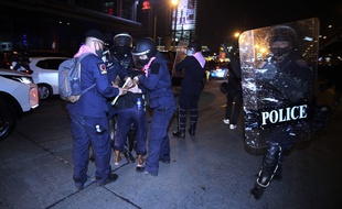 La police arrêtant un manifestant qui proteste contre le gouvernement thaïlandais, à Bangkok le 28 février 2021.