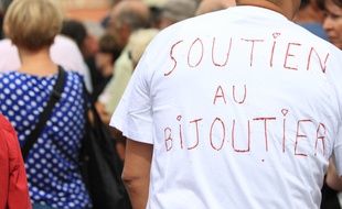 Plus d'un million de personnes soutiennent le bijoutier sur une page Facebook.