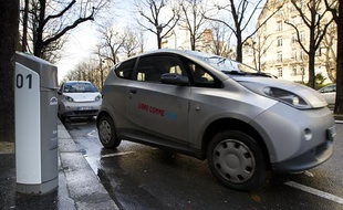 Des Autolib à Paris, dans le 15e arrondissement, le 4 décembre 2012.