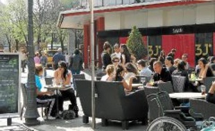 Place Grenette, les établissements ne se sentent pas concernés par les nuisances.