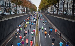 Cette photo prétend montrer des joggeurs à Paris depuis les nouveaux horaires mis en place par la mairie pour courir.