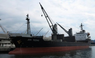 Le cargo nord-coréen Jin Teng le port de Subic, au nord-est de la capitale Manille, le 4 mars 2016